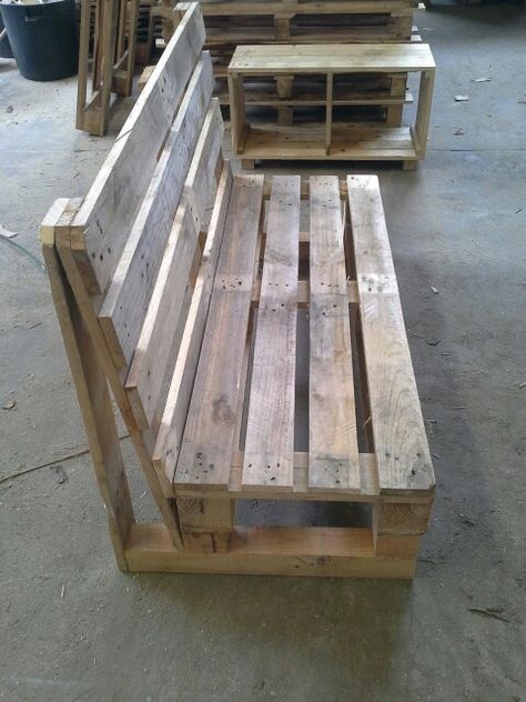 Palette Wood Ideas, Easy Pallet Patio Furniture, Furniture With Pallets, Palette Bench, Pallet Bank, Palette Furniture, Diy Wood Pallet Projects, Pallet Furniture Designs, Diy Bench Outdoor