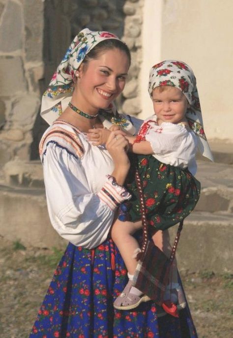 Romanian Romanian Women, Folk Dresses, European Women, Folk Costume, People Of The World, World Cultures, Mother And Child, Mothers Love, People Around The World