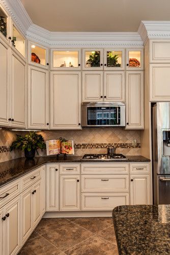 I Like the border and counters with off white cabinets. Antique White Kitchen Cabinets, Off White Cabinets, Antique White Kitchen, Cream Kitchen, Refacing Kitchen Cabinets, Kitchen Diy Makeover, Kabinet Dapur, Interior Vintage, New Kitchen Cabinets