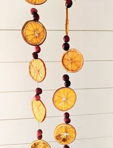 How to Make DIY Dried Orange and Cranberry Christmas Garland - Budget Friendly Orange And Cranberry, Natal Natural, Deco Mesh Garland, Faux Christmas Trees, Diy Christmas Garland, Natural Christmas Decor, Dried Oranges, Natural Christmas, Diy Garland