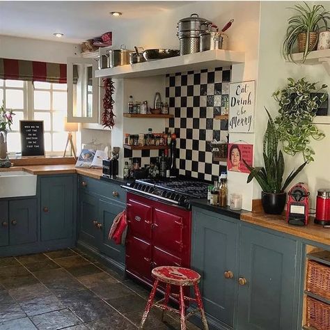 Kitchen Black And Gold, Kitchen Interior Black, Red Kitchen Accents, Black Kitchen Interior, Red And Black Kitchen, Black Kitchen Ideas, Black And Grey Kitchen, Red Appliances, Aga Kitchen