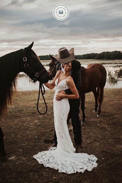 Vestidos Country, Rustic Wedding Dresses Country, Small Wedding Ceremony, Country Wedding Pictures, Wedding In Florida, Country Western Wedding, Country Wedding Photos, Small Weddings Ceremony, Western Themed Wedding