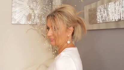 This is a guide to doing a bump ponytail hairstyle. Learn how to make a high ponytail with a bump with this easy step-by-step tutorial. Bump Ponytail How To, How To Make A Ponytail, Bump Ponytail, Puffy Ponytail, Ponytail Bump, Teased Ponytail, Hair Poof, Ponytail Trick, Neck Length Hair