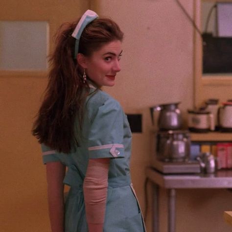 TWIN PEAKS ☕️🍒 on Instagram: “I love youuu Shelly Johnson I love you #twinpeaks #shellyjohnson” Shelly Johnson Twin Peaks, Shelly Twin Peaks, Shelly Johnson, Twin Peaks Tv, Twin Peaks Fashion, Southern Gothic Aesthetic, Twin Peaks 1990, Kyle Maclachlan, Laura Palmer