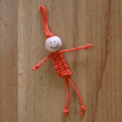 How to make a macrame doll. Tutorial by ArtMind - that is the cutest thing ever... Fidget Quilt, Doll Tutorial, Macrame Knots, Party Favor Bags, Macrame Patterns, Macrame Diy, School Fun, Diy Projects To Try, Yarn Crafts