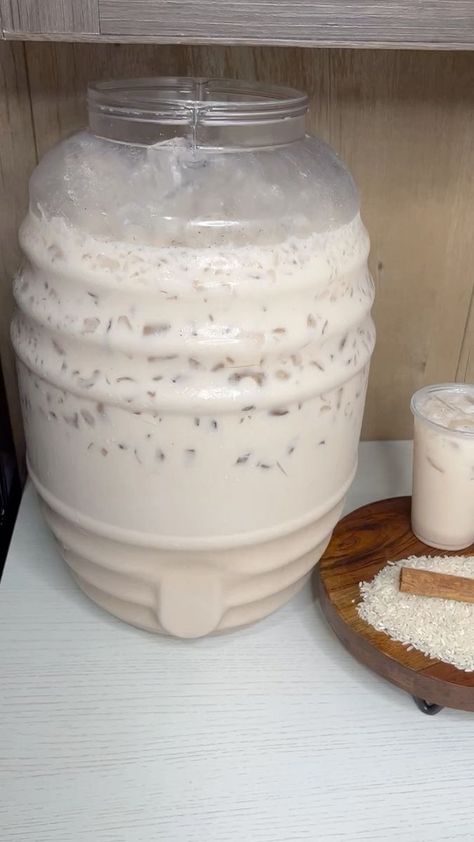 Horchata Aesthetic, Agua Horchata, Tanya Core, Quince Food, Dream Quinceanera, Baby Shower Snacks, Condensed Milk Recipes, Agua Fresca, Puerto Rican Recipes