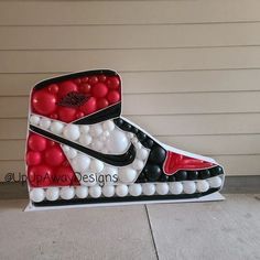 Tennis Shoe Party Theme, Jordan 1 Balloon Mosaic, Nike Shoe Balloon Mosaic, Sneaker Balloon Decor, Jordan Balloon Decor, Jordan Bday Theme, Shoe Theme Birthday Party, Jersey Sneaker Ball, Michael Jordan Party Decorations