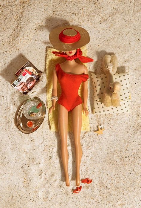 Vintage Barbie And Ken, Beach Barbie, Barbie Pics, Brunette Bride, Barbie Beach, Spa Girl, Barbies Pics, Iconic Duo, Beach Illustration