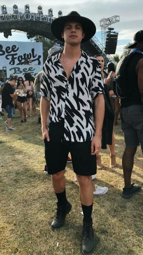 Men Outfits Coachella, Coachella Outfit Ideas 2023 Men, Male Festival Outfit Summer, Coachella 2023 Outfits Men, Cochella Outfits 2023 Men, Coachella Outfit Male, Coachella Guys Outfits, Outfit Edc Hombre, Man Festival Outfit