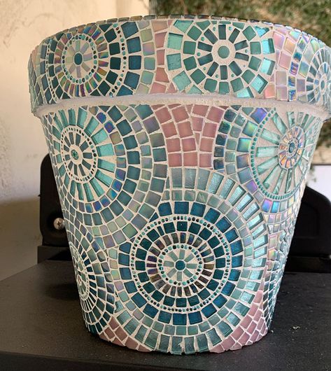 Mosaic Flower Pot Planters | How To Mosaic Mosaic Clay Pots, Flower Pot Mosaic, Mosaic Plant Pots, Mosaic Plant, Mosaic Vases, Easy Mosaic, Mosaic Pot, Mosaic Planters, Mosaic Birdbath