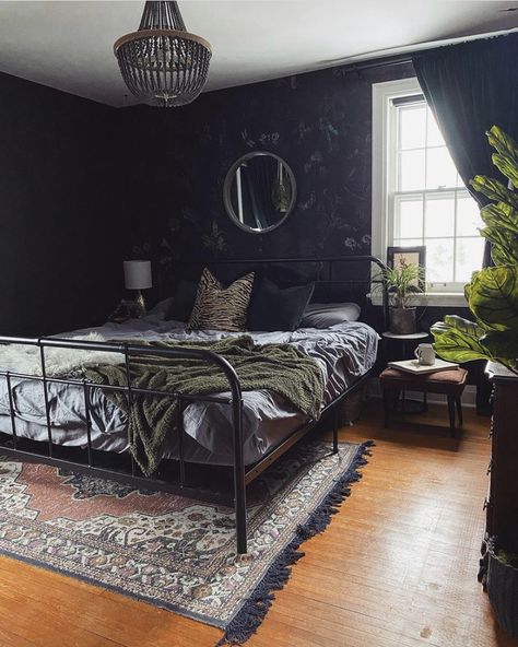 Dark Bedroom, Dark Home Decor, Decor Shabby Chic, Goth Home Decor, Dark Home, Gothic Home Decor, Room Inspiration Bedroom, Bedroom Aesthetic, Aesthetic Bedroom