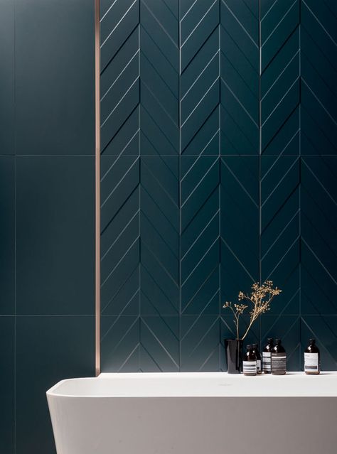 Sassuolo Dimensional Surfaces | DEEP-BLUE-Plain-Matte-16×32-Rect-&-DEEP-BLUE-Chevron-Matte-16×32-Rect-&-GOLD-ROSE-Profile-0,8×32-Scene-10 Tv Fal, Farmhouse Bathroom Design, Bad Inspiration, Modern Farmhouse Bathroom, Blue Tile, Bathroom Tile Designs, Bathroom Tub, Trendy Bathroom, Large Bathrooms