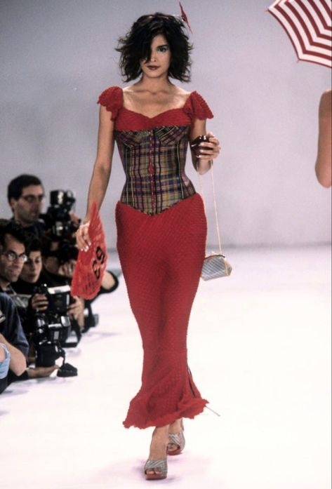 Betsey Johnson Runway, 90s Runway Fashion, Runway Fashion Couture, Vintage Runway, Claudia Schiffer, Naomi Campbell, Betsy Johnson, Kate Moss, 2000s Fashion