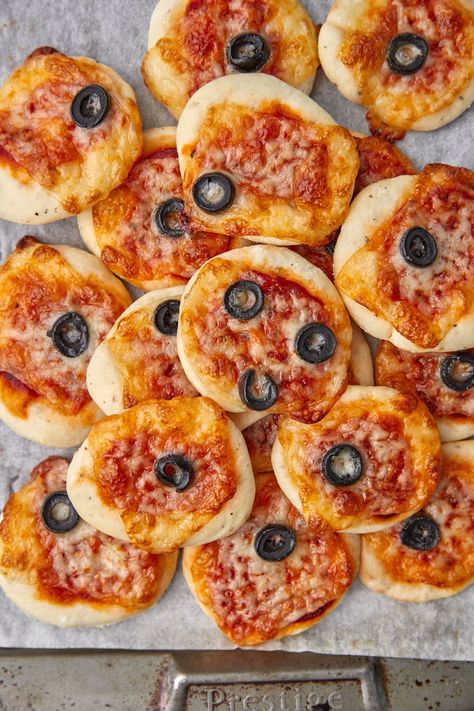 These homemade mini pizzas are so easy to make, using a 30 minute mini pizza dough recipe, and are the perfect lunchbox snacks. #minipizza #lunchboxsnacks #easypizza #30minutedough #pizzadough