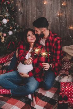 Christmas Photoshoot Ideas Pregnant, Christmas Maternity Pictures Couple, Xmas Maternity Pictures, Christmas Maternity Pictures Indoor, Pregnant Christmas Photoshoot, Christmas Pictures Pregnant, Christmas Theme Maternity Shoot, Pregnancy Photoshoot Christmas, Pregnancy Photos Christmas