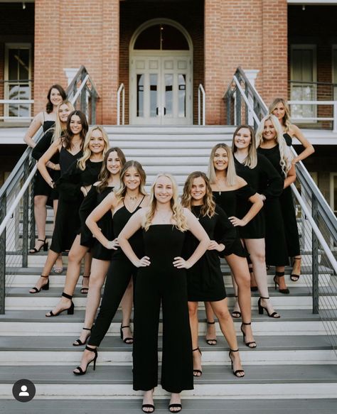 Photography Group Poses Friends, 6 Women Photoshoot, Cool Group Photos Friends, Group Photos On Stairs, Large Group Of Women Photoshoot, Large Team Photoshoot Ideas, Exec Pictures Sorority, Team Group Photo Ideas, Large Group Poses Photography