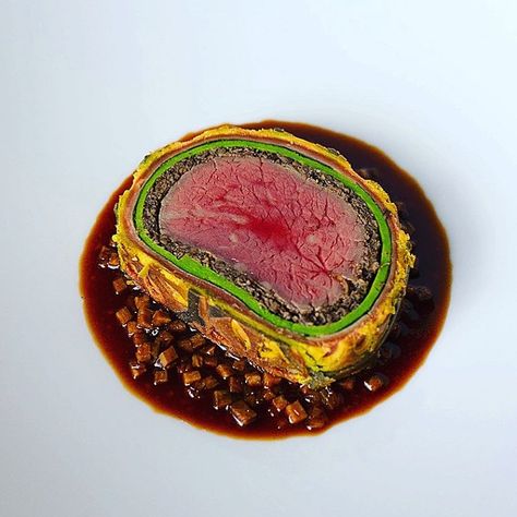 Beef Wellington Plating, Fine Dining Plating, Steak Doneness, Chef Dishes, Culinary Art, Fine Dining Recipes, Smoked Beef, Food Gallery, Beef Wellington