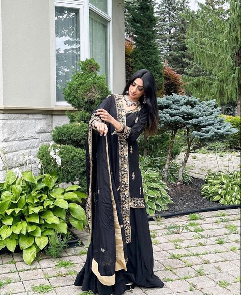 Suits For Women Indian, Pakistan Dress, Desi Dress, Desi Wedding Dresses, Heavy Dresses, Punjabi Outfits, Fashion Indian, Traditional Indian Dress, Pakistani Wedding Outfits