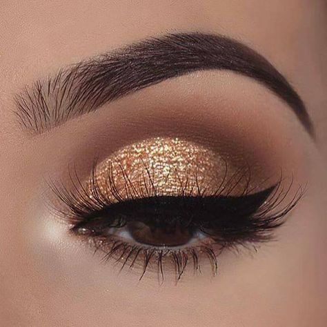 Warm Glam Machiaj Smokey Eyes, Rose Gold Eye Makeup, Make Up Gold, Gold Eyeliner, Gold Makeup Looks, Gold Eye Makeup, Rose Gold Makeup, Smink Inspiration, Gold Eyeshadow