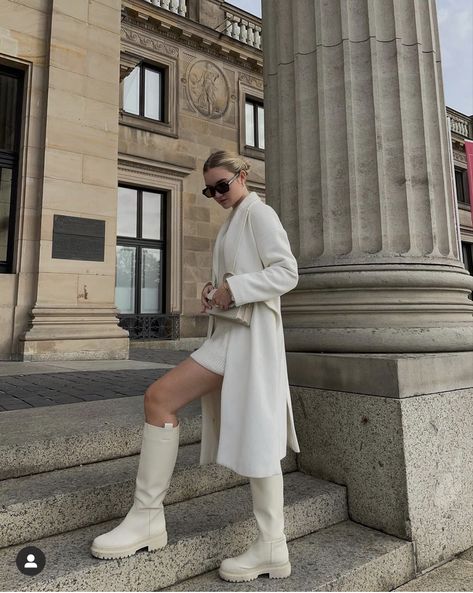 Buffalo Boots, Outfit Botas, Nude Boots, Nude Outfits, Aesthetic Outfit Ideas, Fall Fits, Poses For Photos, White Boots, Tshirt Outfits