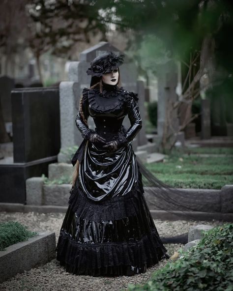 Victorian Widow, Dark Victorian, Black And White Crop Tops, Victorian Vampire, Goth Subculture, Gothic Models, Old Fashion Dresses, Romantic Goth, Victorian Goth