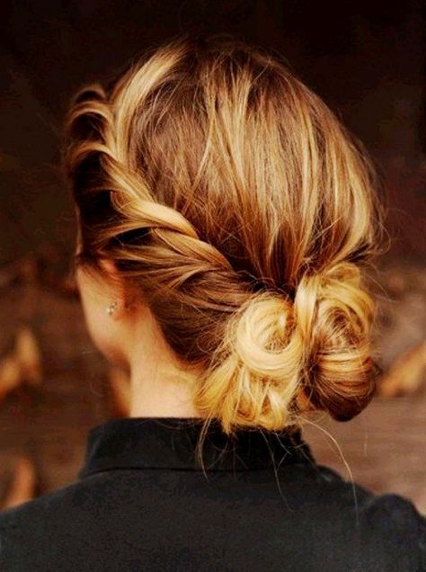 Messy bun Messy Updos, Elegance Hair, Peinados Recogidos, Fishtail Braid, Low Bun, Bohol, Good Hair Day, Twist Braids, Hair Envy