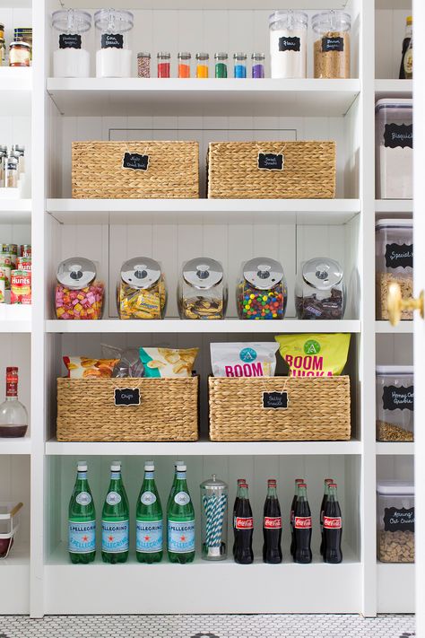 Chip bags can be a hassle to corral so store them in a structured, rectangular basket, Ruff says. "Not only will this keep the bags from slipping off the shelf, but it will also protect the chips from being crushed." #marthastewart #organization #kitchentips Pantry Storage Ideas, Pantry Baskets, Neat Method, Organized Pantry, Rectangular Baskets, The Home Edit, Butler Pantry, Pantry Shelf, Pantry Design