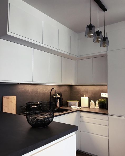 Ikea Voxtorp Matt White, Voxtrop Ikea White, Ikea Kitchen Voxtorp White, Matte White Kitchen Cabinets, Voxtorp Ikea White, L Form Kitchen, Cucina Ikea Voxtorp, Ikea Kitchen Ideas Modern, Ikea Voxtorp Kitchen White