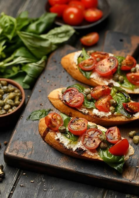 Sommer Mad, Bruschetta Recipe, Food Platters, Finger Food, Food Photo, Finger Foods, Italian Recipes, Food Inspiration, Appetizer Recipes