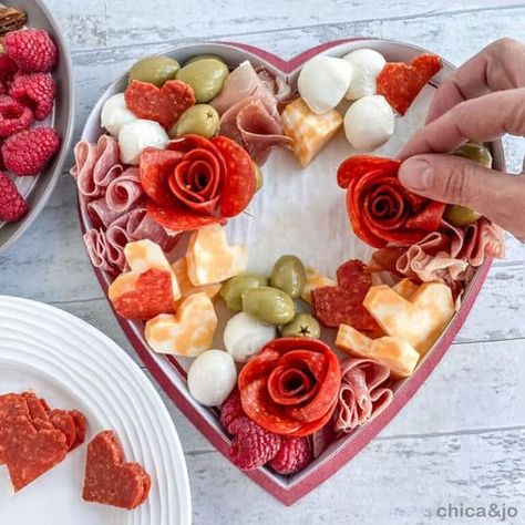 70 Lovely Valentine's Day Charcuterie Boards » Lady Decluttered Charcuterie Boxes Valentines, Valentines Charcuterie Board Kids, Heart Shaped Charcuterie Board, Valentine Charcuterie Board Ideas, Valentine’s Day Charcuterie Board, Valentine Potluck, Elegant Gift Wrapping Classy, Valentine Appetizers, Valentines Appetizers