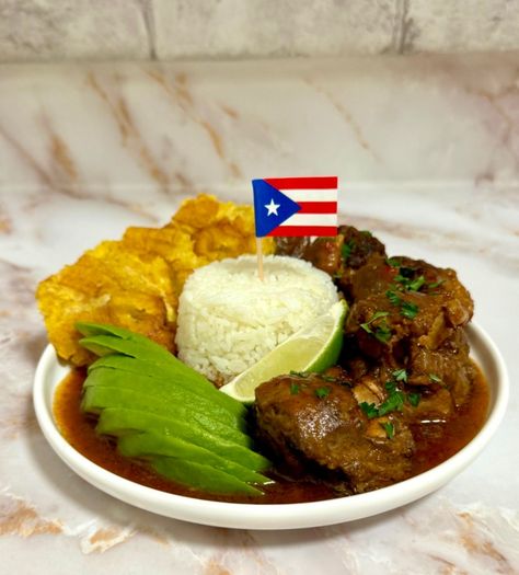 Rabo Guisado (Puerto Rican Oxtail Stew) - Made with Sazón Caribbean Beef Stew, Oxtail Recipe, Recetas Puertorriqueñas, Oxtail Stew, Oxtail Recipes, Caribbean Food, Brown Sauce, Spanish Cuisine, Dinner Side Dishes