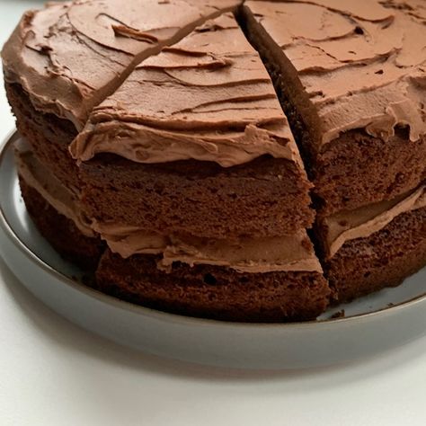 Gluten free chocolate sponge cake with chocolate buttercream - Coeliac by Design Gluten Free Chocolate Sponge Cake, Gluten Free Christmas Cake, Victoria Sandwich Cake, Sponge Recipe, Gluten Free Chocolate Cake, Victoria Sponge Cake, Chocolate Sponge Cake, Cake Decorating With Fondant, Gluten Free Christmas