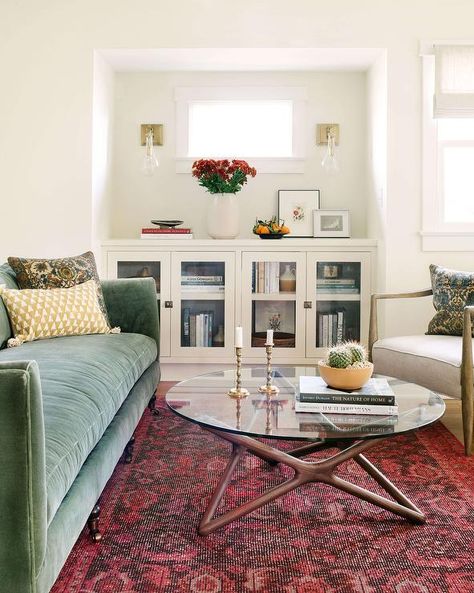 Perfectly styled living room features a red rug placed beneath a green velvet sofa positioned facing a styled glass and wood coffee table. Craftsman Living Rooms, Couch Cozy, Craftsman Living Room, Eclectic Living, Coastal Living Rooms, Eclectic Bedroom, Green Sofa, Eclectic Living Room, Living Room Green