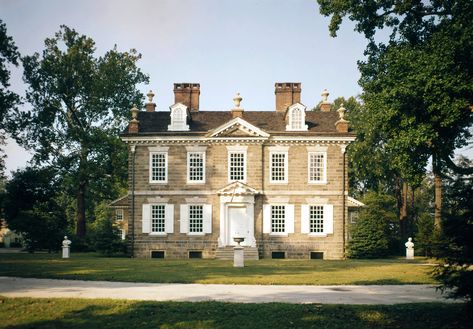 Cliveden, also known as the Benjamin Chew House, a historic mansion at 6401 Germantown Avenue in Germantown, Philadelphia, Pennsylvania. Georgian Architecture, Historic Mansion, Architecture Landmark, American Architecture, Manor Houses, Country Homes, Georgian Homes, House Exteriors, Mediterranean Homes