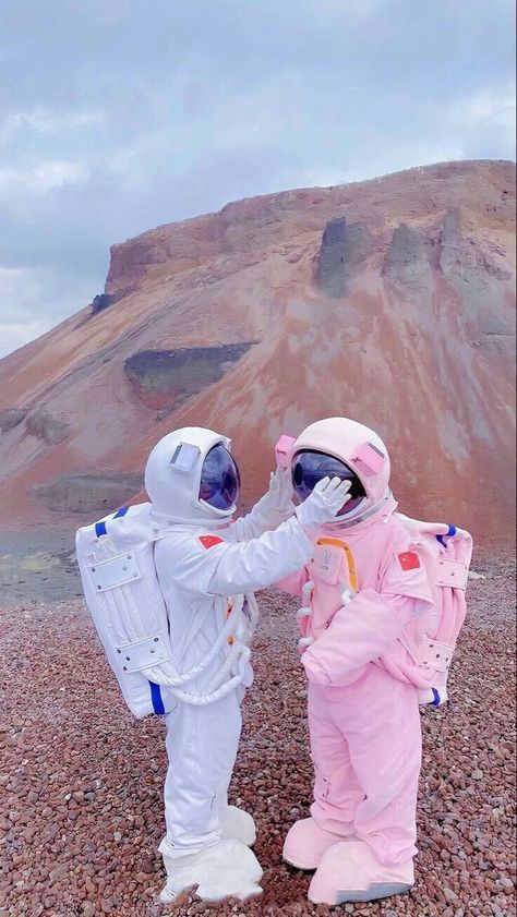 Iphone Wallpaer, Astronaut Wallpaper, Iphone Wallpaper Hipster, Simple Phone Wallpapers, Cute Simple Wallpapers, Graphic Design Lessons, Cute Wallpaper For Phone, Cute Couple Selfies, Pretty Wallpaper Iphone