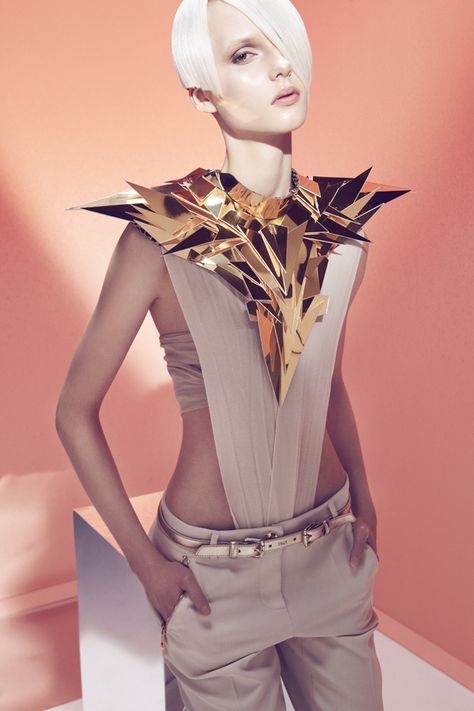 Futuristic Accessories, Mode Editorials, Sculptural Fashion, Space Fashion, Geometric Fashion, Futuristic Style, Design Textile, Futuristic Fashion, Avant Garde Fashion