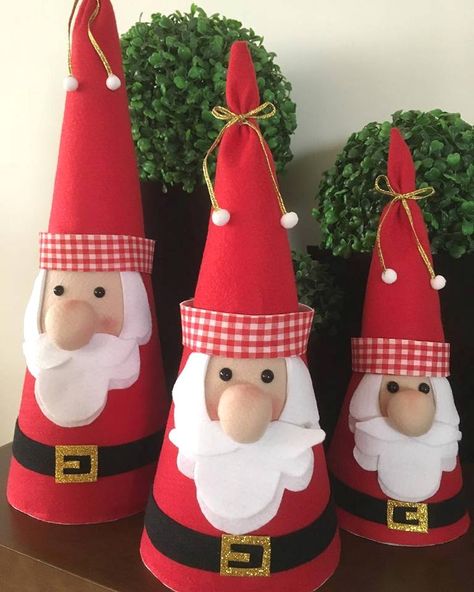 Christmas Countdown Crafts, Christmas Decorating Hacks, Christmas Treats For Gifts, Christmas Centerpieces Diy, Felt Christmas Tree, Navidad Christmas, Easy Christmas Diy, Felt Christmas Ornaments, Christmas Sewing