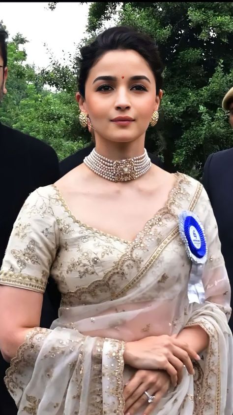 Alia Traditional Outfits, Ivory Designer Saree, Jewellery On White Saree, White Choker Necklace Indian, Deepika Padukone Blouse Design, White Moti Necklace Design, Pearl Necklace With Saree, Saree With Pearl Jewellery, Jewelry With Saree