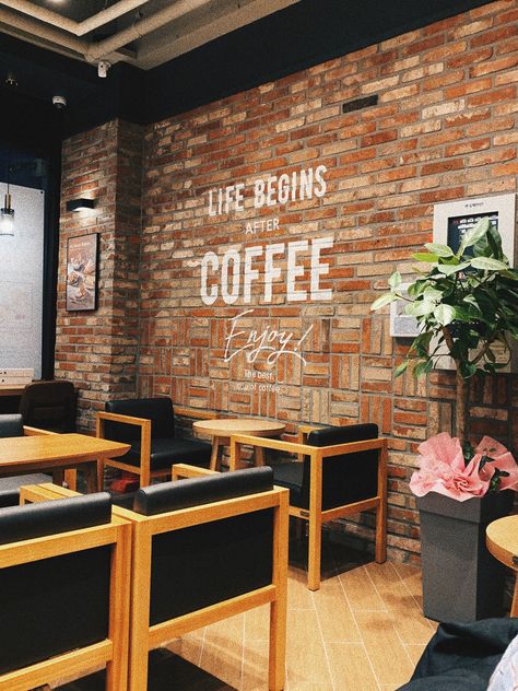 Brick Wall Cafe, Restaurant Wall Design Ideas, Restaurant Design Rustic, Rustic Coffee Shop, Brick Cafe, Pizzeria Design, Brick Wall Decor, Photowall Ideas, Industrial Cafe