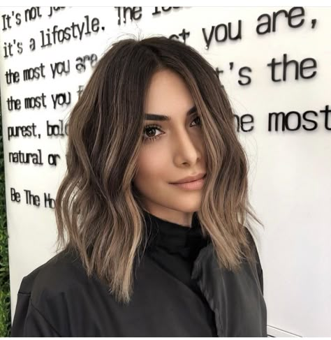 Short Blonde Balayage Dark Roots Brunettes, Dark Hair Balyage Short Hair, Balayage On Dark Brown Hair Short, Short Hair Fall Balayage, Beleyage Hair Brunette Short, Shoulder Length Hair Dark Brown Balayage, Hair Contouring Short Hair, Dark To Blonde Balayage Short Hair, Lob With Balayage Brunettes