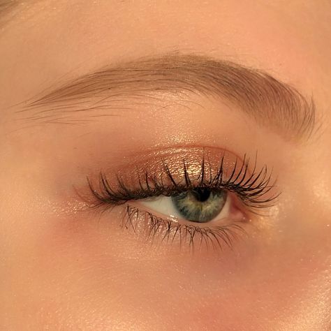 Shimmery champagne Natural Summer Makeup, Bentuk Alis, Blonde Bangs, Lip Color Makeup, Cut Crease Makeup, Smink Inspiration, Beauty Make-up, Make Up Looks, Natural Eye Makeup