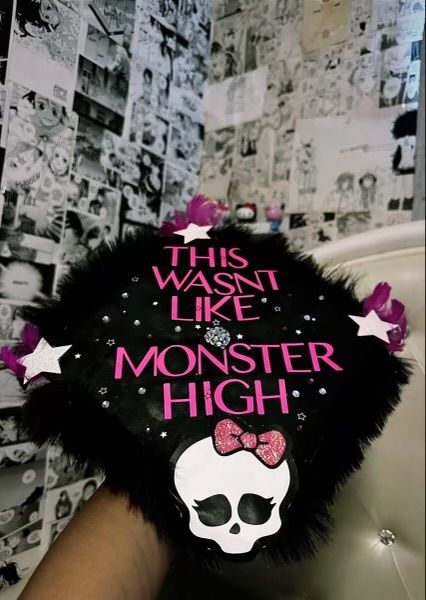 Graduation Cap Ideas, Graduation Cap Decoration Diy, High School Graduation Cap, College Graduation Cap Decoration, Grad Hat, Grad Cap Designs, Diy Graduation Cap, Senior Photo Outfits, Cap Ideas