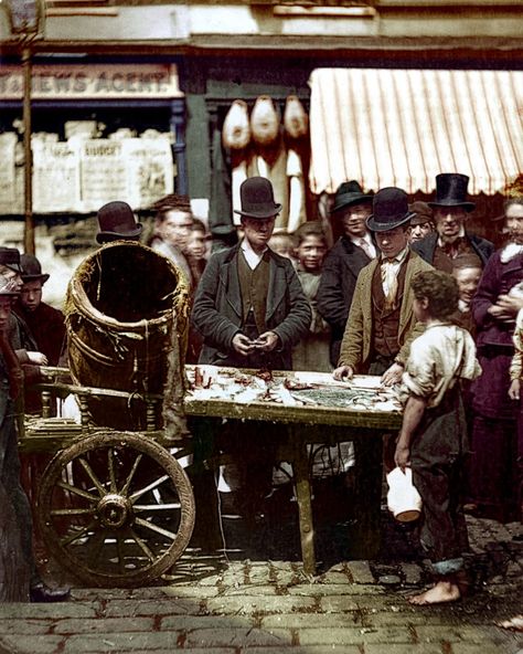 Iron Man Race, Victorian Life, St Giles, Victorian London, Busy Street, London History, Photo Restoration, Street Life, Old London