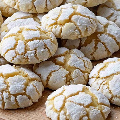 NONNA'S SOFT LEMON & GINGER COOKIES Italian Cookie Recipe, Dutch Butter Cake, Chocolate Butter Cake, Butter Cake Cookies, Soft Ginger Cookies, Kentucky Butter Cake, Cookie Recipes From Scratch, Lemon Uses, Gooey Butter Cake