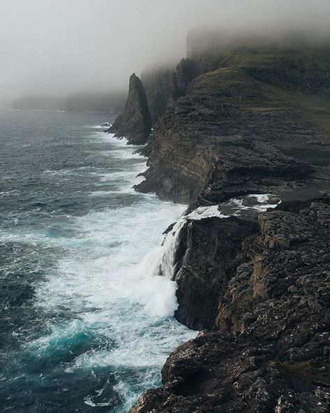 Faroes. Razor sharp cliffs, fog and the place where Lake Sørvágsvatn meets the big old North Atlantic Ocean North Atlantic Ocean, Photo Editing Websites, Ocean Cliff, Nature Photography Tips, Beautiful Wallpapers For Iphone, Stormy Sea, Cool Rocks, Faroe Islands, Beach Living