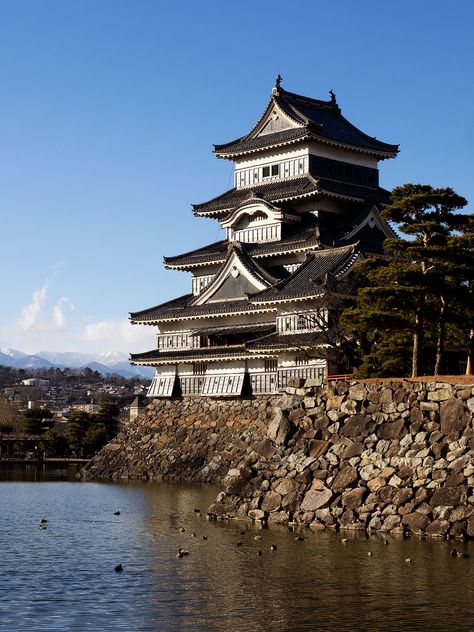 Japan Castle, Matsumoto Castle, Castle Keep, Places In Tokyo, Japan Temple, Japanese Castle, Famous Castles, Castle Tower, Permanent Residence