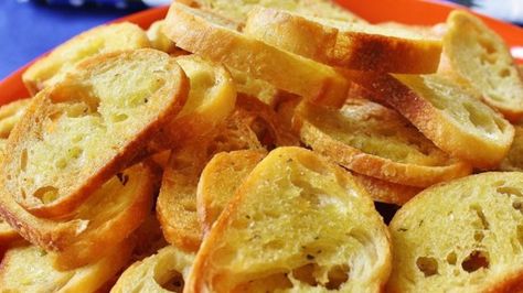 Tiny toasts to serve with a festive dip or baked garlic! Crostini Recipe, Homemade Garlic Butter, French Bread Recipe, Crostini Recipes, Baked Garlic, Recipes Appetizers And Snacks, Salad Bar, Basic Recipes, Appetizers For Party