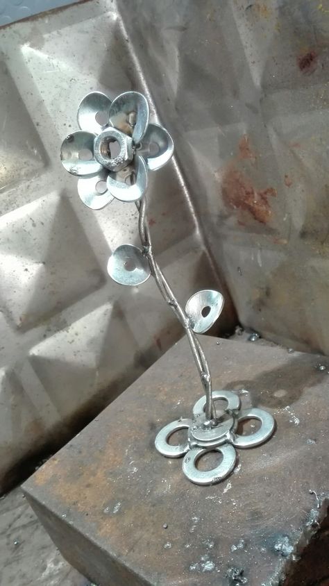 Welded Metal Flower, Flower Welding Art, Welded Rose Metal Flowers, Welded Flower Bouquet, Cute Welding Projects For Girlfriend, Scrap Metal Flowers, Flower Welding Projects, Welded Flowers Metal Art, Mig Welding Projects