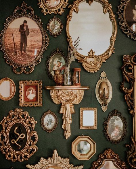 Victorian Wall Collage, Vintage Frames Gallery Wall, Dark Academia Crystals, Victorian Gallery Wall Ideas, Asymmetrical Wall Decor, Large Mirror Decor Ideas, Vintage Salon Interior Design, Yallternative Home Decor, Dark Academia Wall Collage