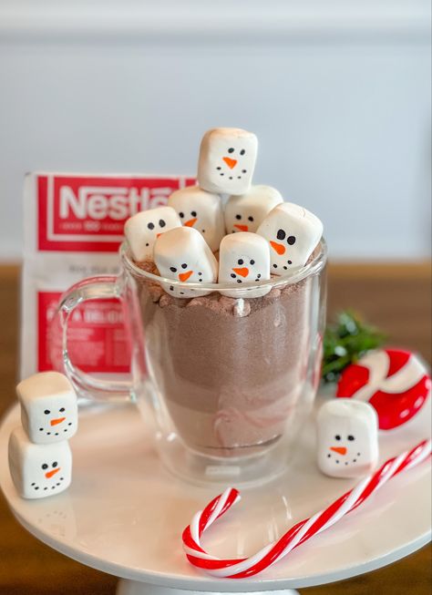 Use air dry clay to create adorable snowmen marshmallows Air Dry Clay Marshmallows, Snowmen Marshmallows, Hot Cocoa Decor, Xmas Clay, Fake Marshmallows, Marshmallow Crafts, Crafts 2023, Xmas Candles, Marshmallow Snowman